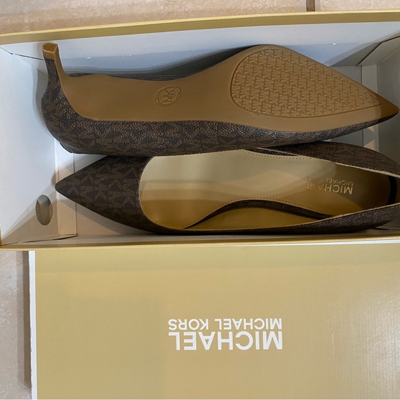 MICHAEL Michael Kors Alina
Flex Kitten Pump (Brown) Size8,new - Picture 7 of 8